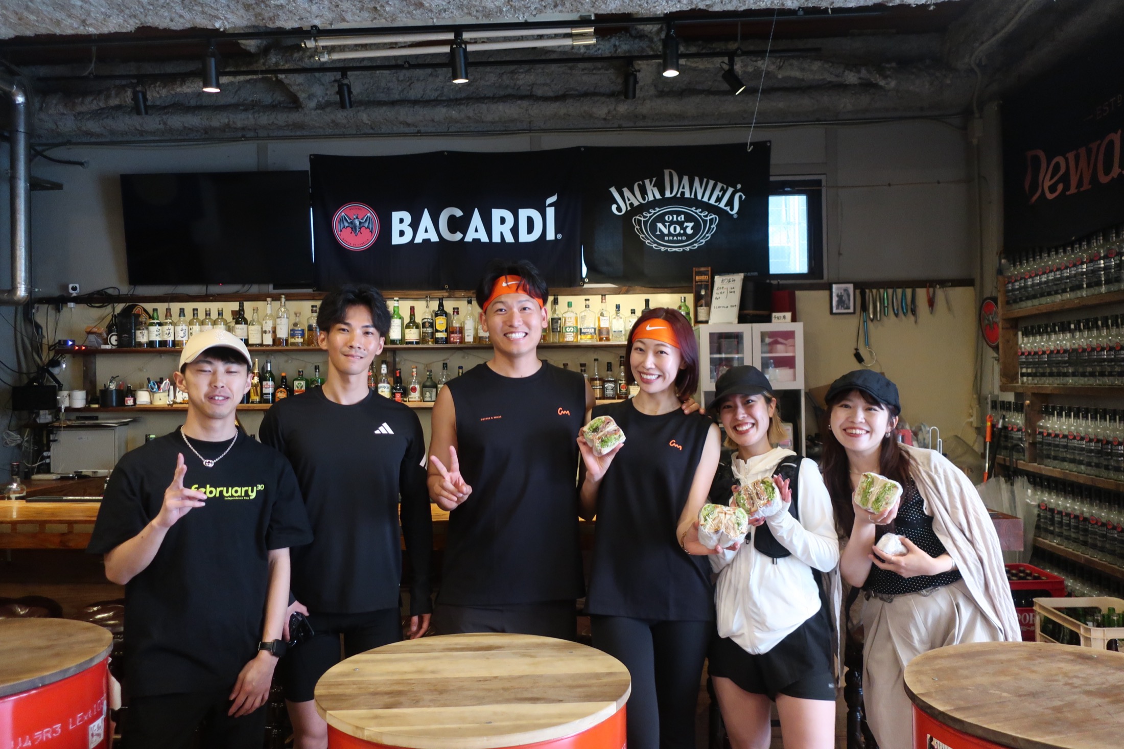 サンドイッチマンの会場でドリンクを手にする参加者とCoffee&Miles運営メンバー