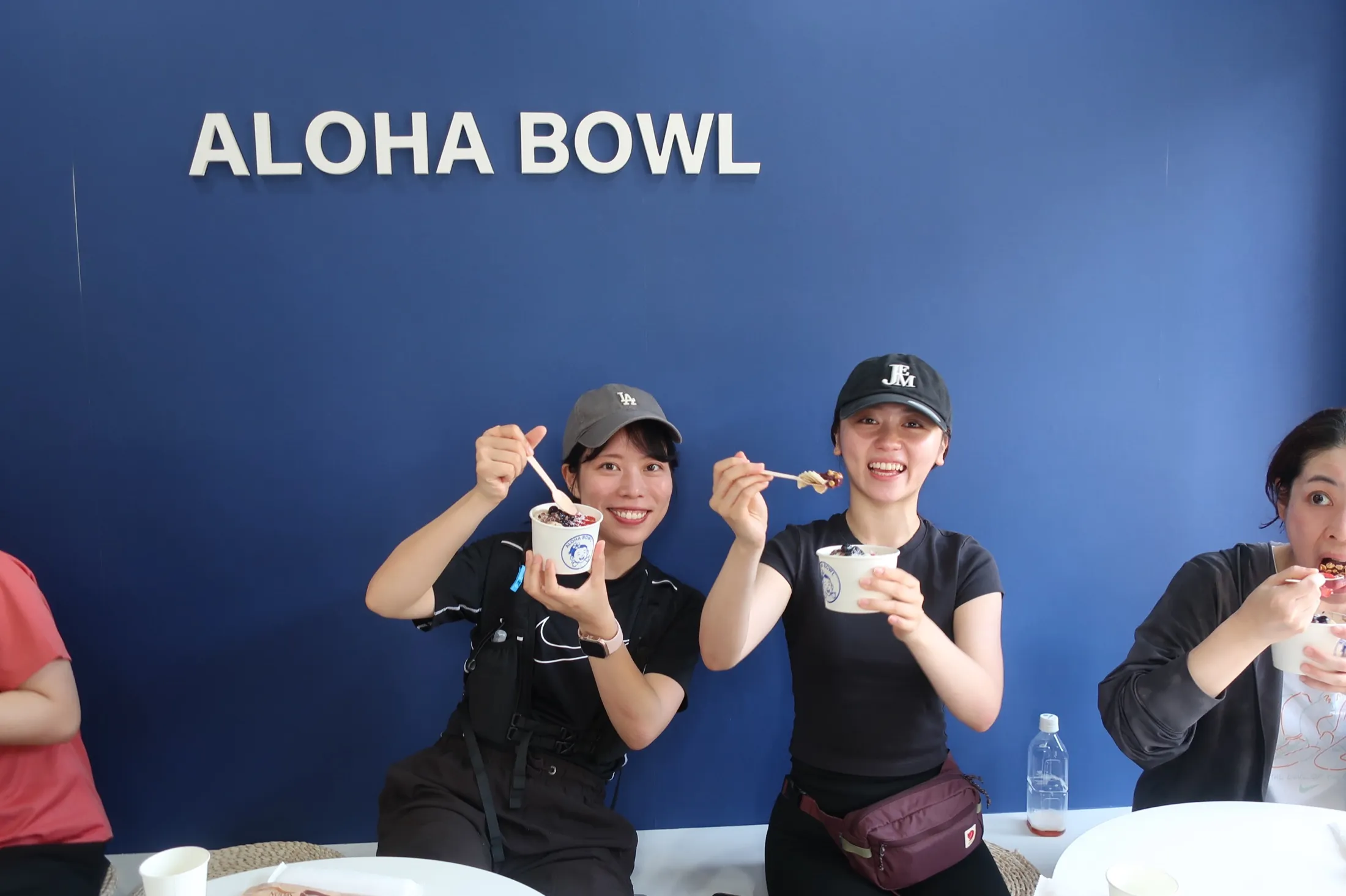 ALOHA BOWLの店内でアサイーボウルを楽しむ参加者