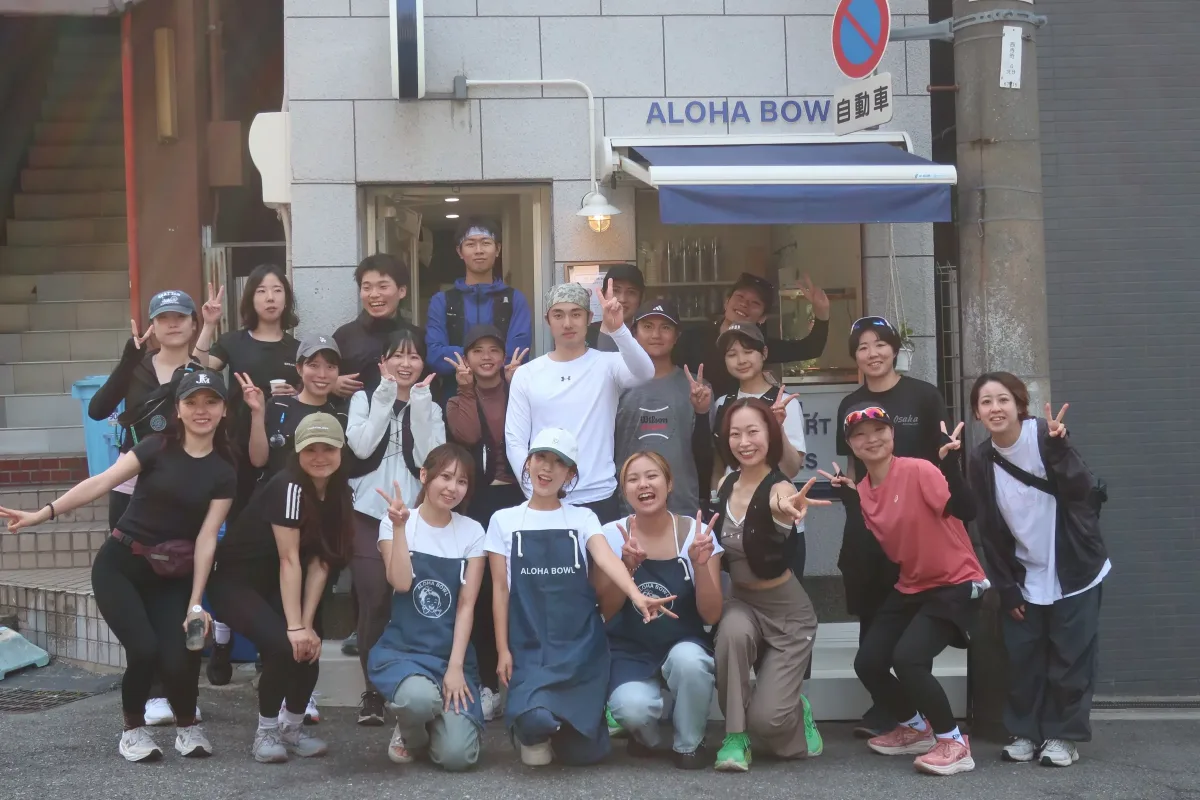 ALOHA BOWL前に集まったCoffee&Milesの参加者と店舗スタッフ