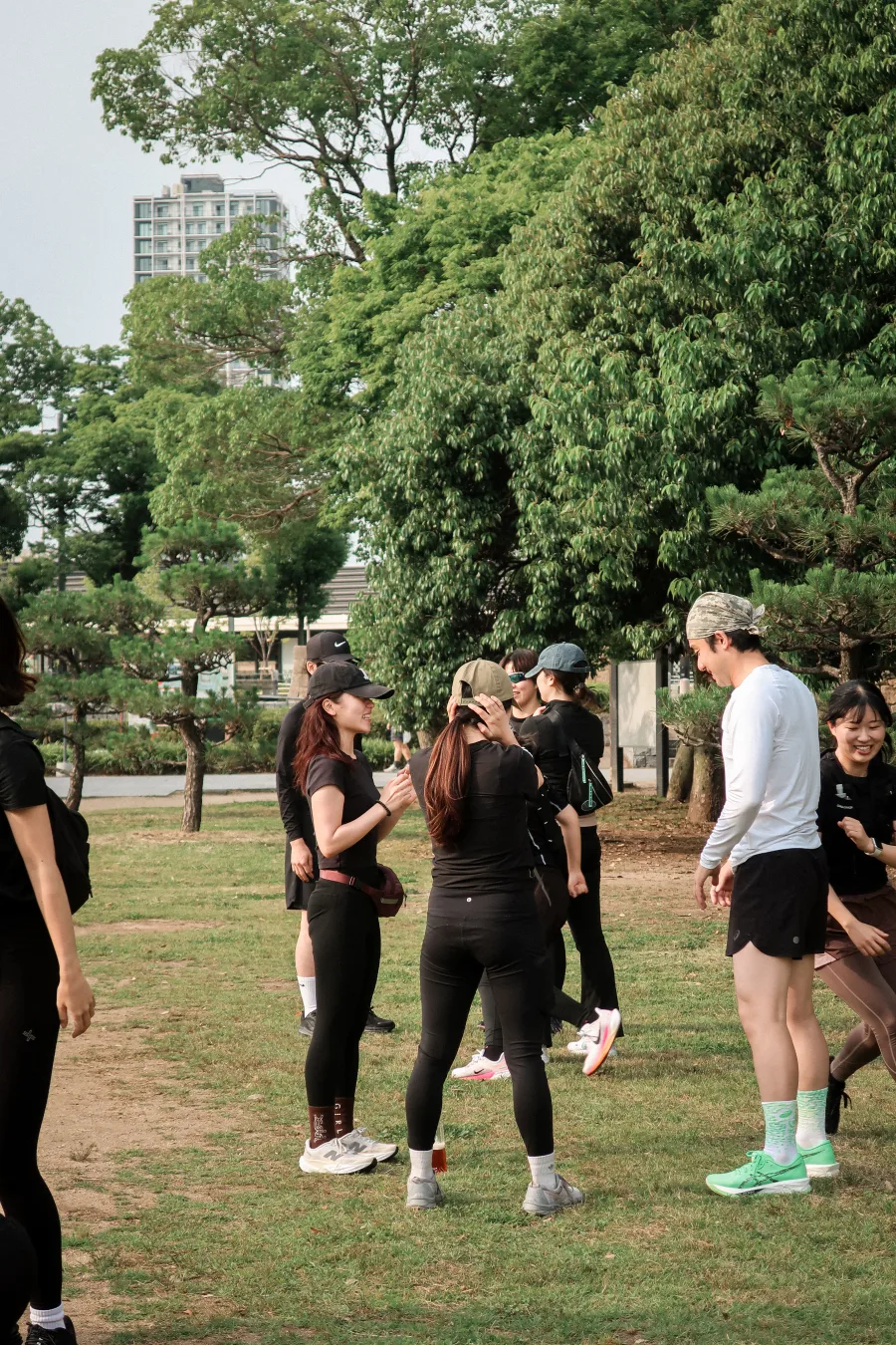 大阪城公園のウォームアップで2人組になり笑顔で言葉を交わすCoffee&Milesの参加者