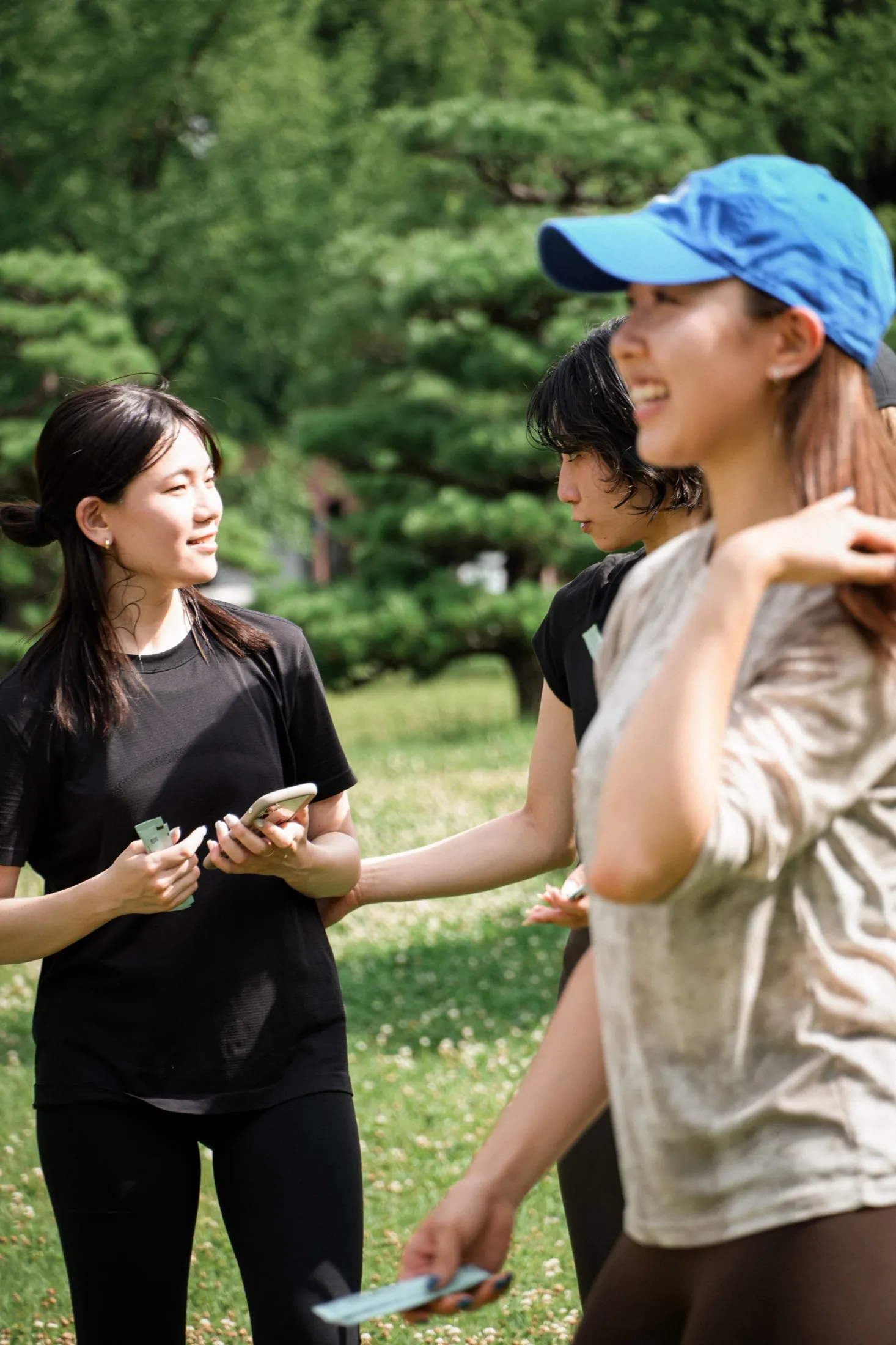 大阪城公園で自然に会話するCoffee&Milesの参加者