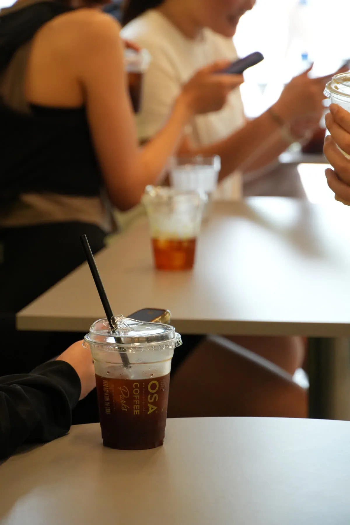 ランの後にコーヒーを囲んで会話を楽しむ参加者