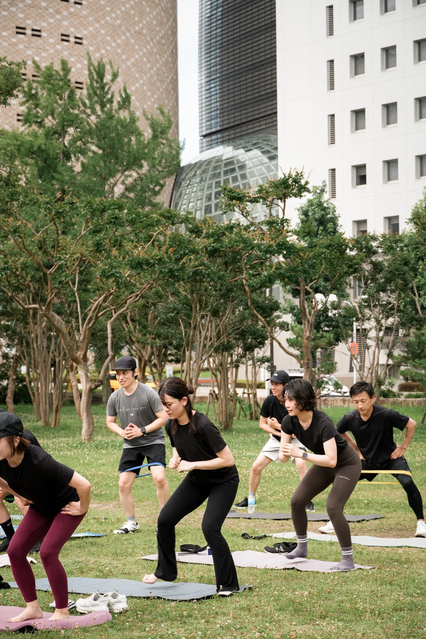 大阪城公園で一緒にワークアウトへ取り組むCoffee&Milesの参加者