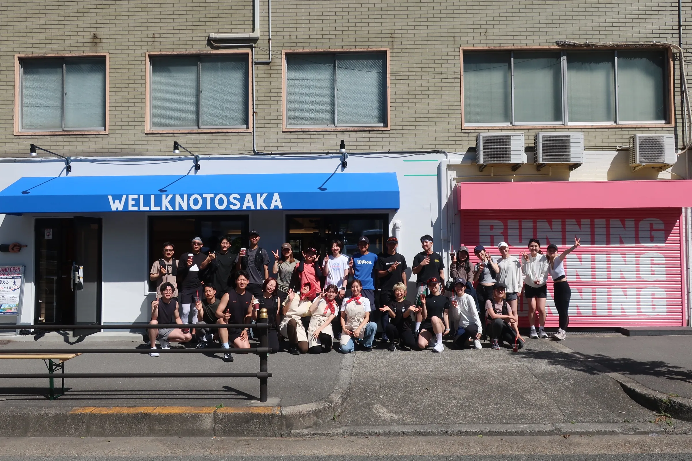 コラボ店舗WELLKNOT OSAKAの前に集まったCoffee&Milesの参加者と店舗スタッフ